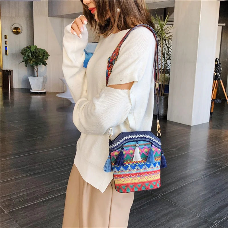 Casual Hand Woven Crossbody Straw Bag Women Retro Rattan Beach Tassel Messenger