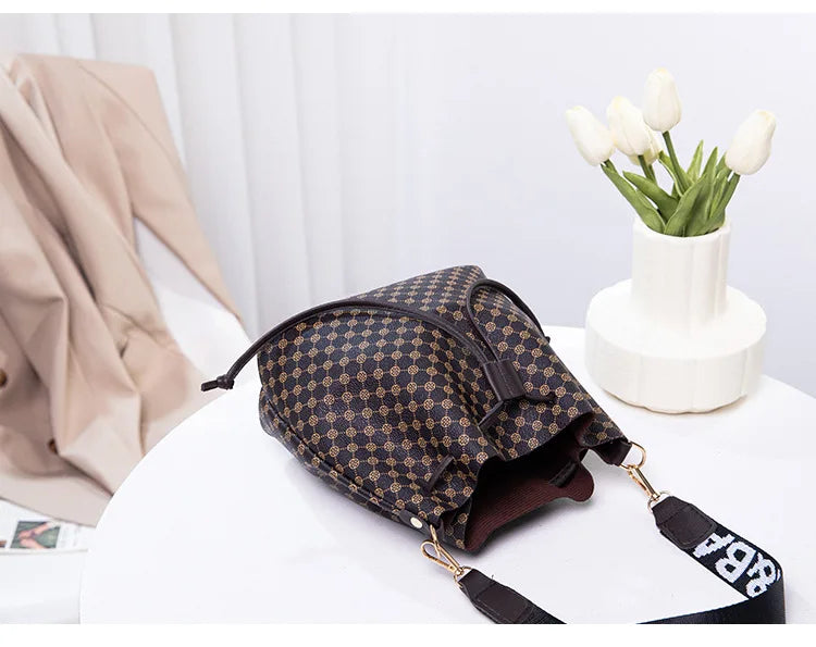 Bucket Bag Temperament Female Large Capacity Personality Drawstring Commuter Bag