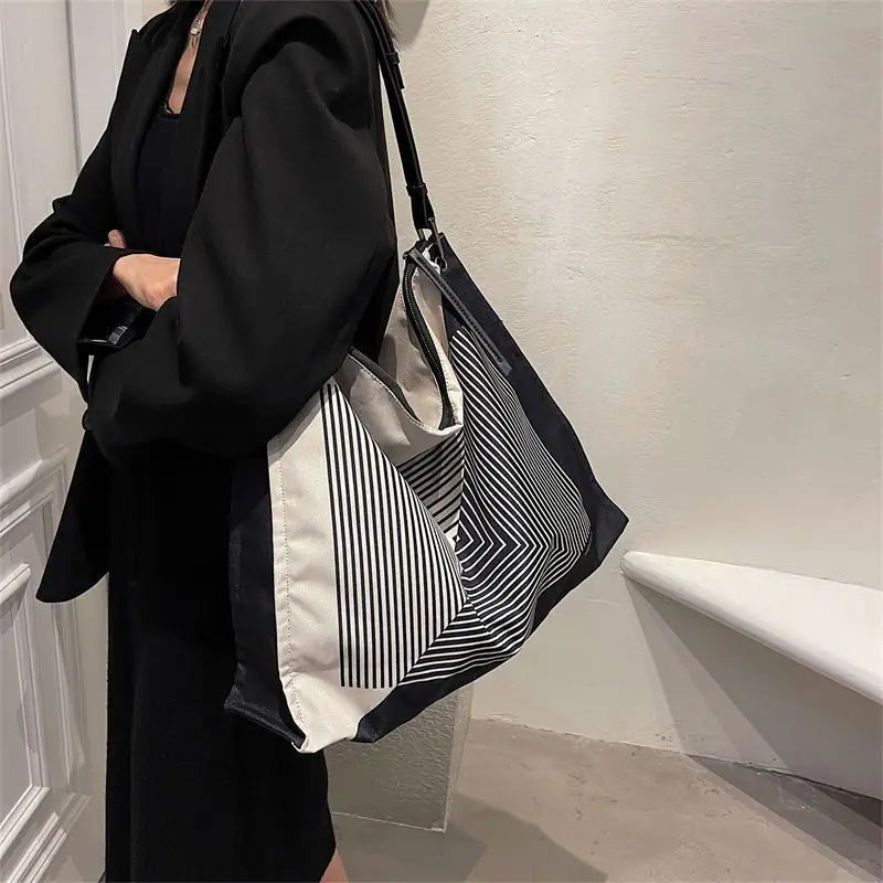 Classic Messenger Bag Women's Postman Bag Waterproof Schoolbag B067