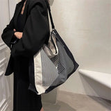 Classic Messenger Bag Women's Postman Bag Waterproof Schoolbag B067