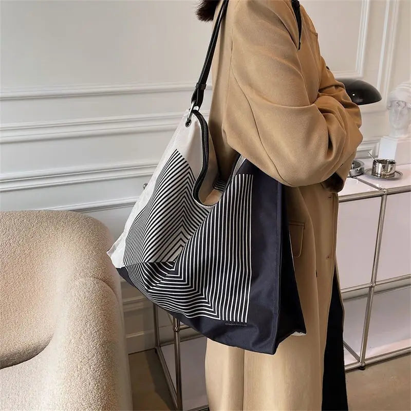 Classic Messenger Bag Women's Postman Bag Waterproof Schoolbag B067