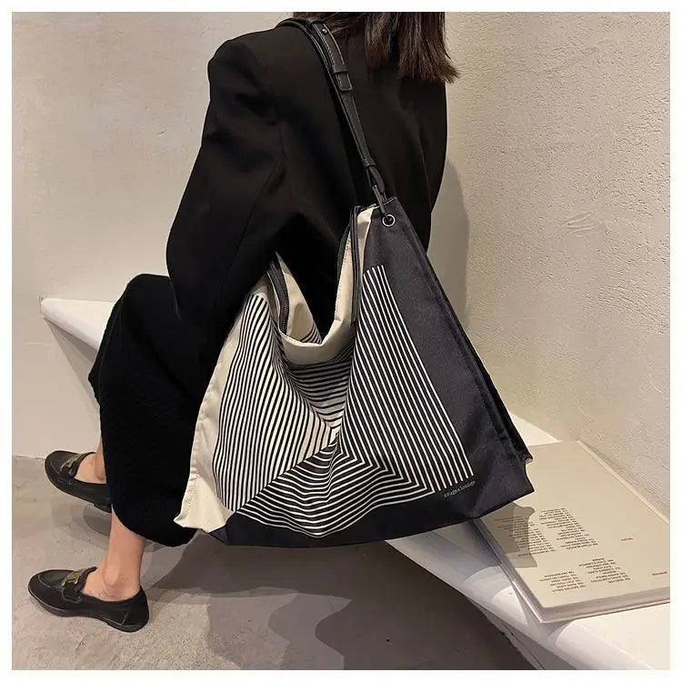 Classic Messenger Bag Women's Postman Bag Waterproof Schoolbag B067