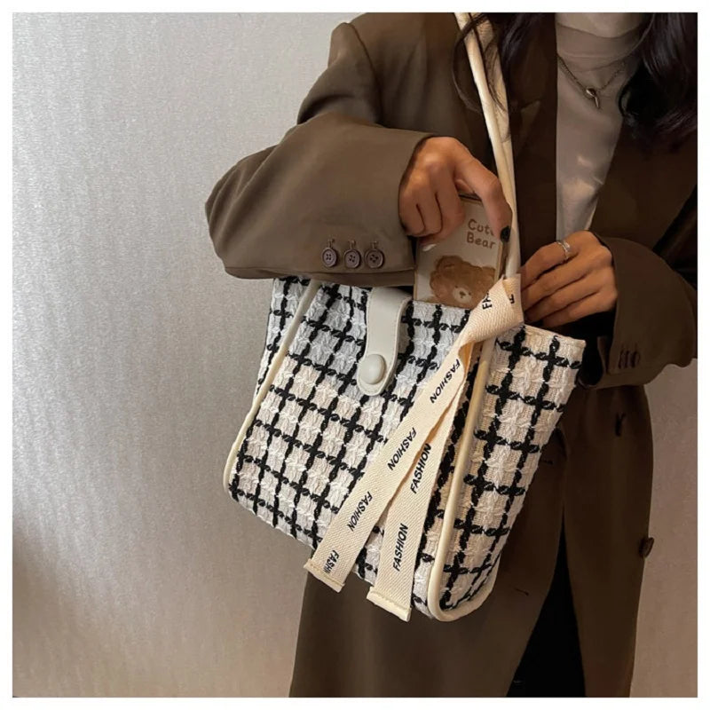 Large Capacity Women's Shoulder Bag for Commuting and Shopping