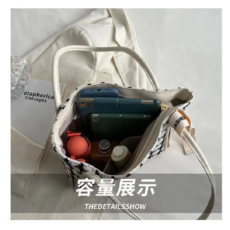 Large Capacity Women's Shoulder Bag for Commuting and Shopping