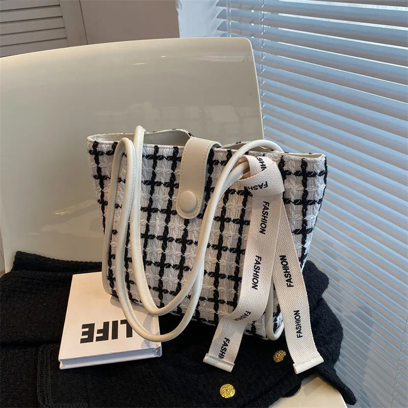 Large Capacity Women's Shoulder Bag for Commuting and Shopping