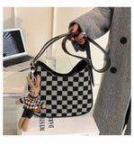 2023 Fashion Ladies Shoulder Bag Retro Plaid Saddle Bag