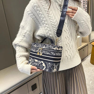 Retro Lady Cosmetic Bag Makeup Travel Organizer Lipstick Case