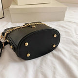 Large Capacity Bucket-Shaped Ladies Shoulder Bag with Compartment