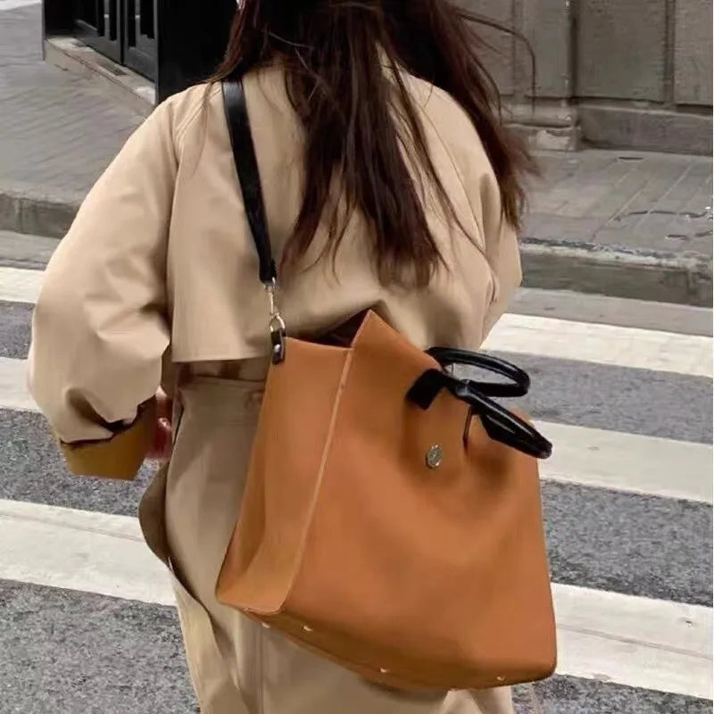 Women's Retro Large-Capacity Handbag - Commuter Wind Bag
