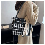 Large Capacity Women's Shoulder Bag for Commuting and Shopping