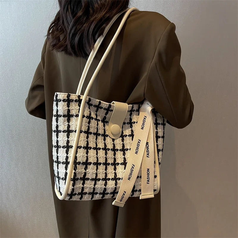 Large Capacity Women's Shoulder Bag for Commuting and Shopping