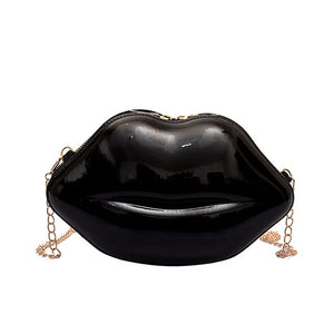 Painted chain shoulder bag for a versatile look
