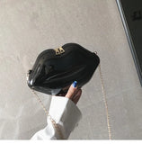 Painted chain shoulder bag for a versatile look