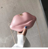 Painted chain shoulder bag for a versatile look