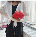 Painted chain shoulder bag for a versatile look