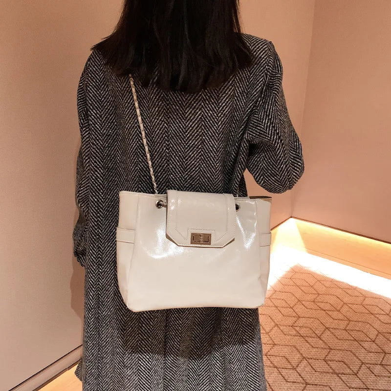 Large Capacity Retro Shoulder Bag with Chains Handbag