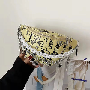 Pochete feminina com corrente estampa grafite