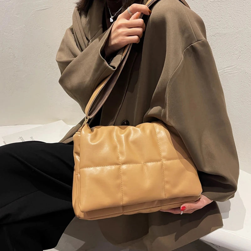 Vintage Quilted Messenger Bag Large Capacity Crossbody Handbag