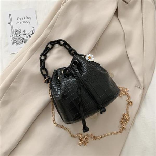 Chic Women's Crossbody Bag for Daily Use